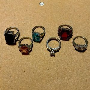 6 💍’s (Costume) all Silvertone. All size 7 and looks good on any finger